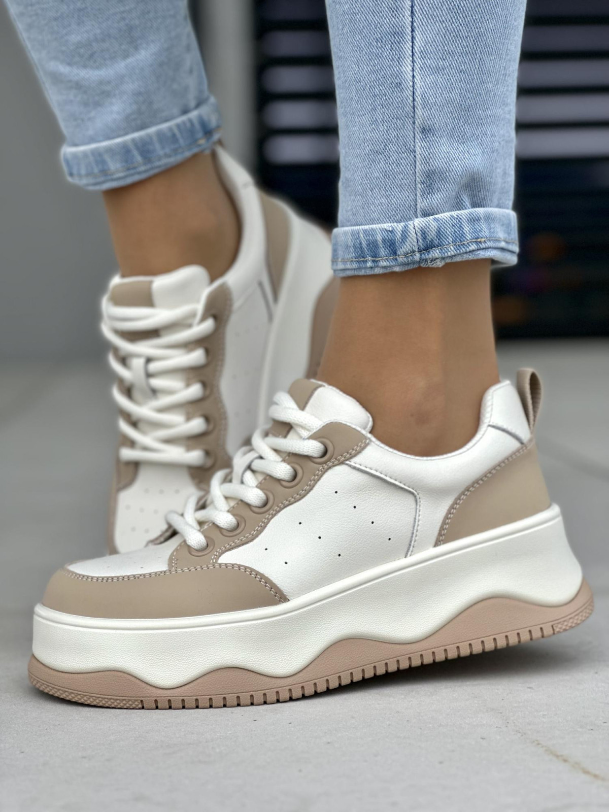 Wygodne beżowe trampki damskie na wyższej platformie, skóra naturalna