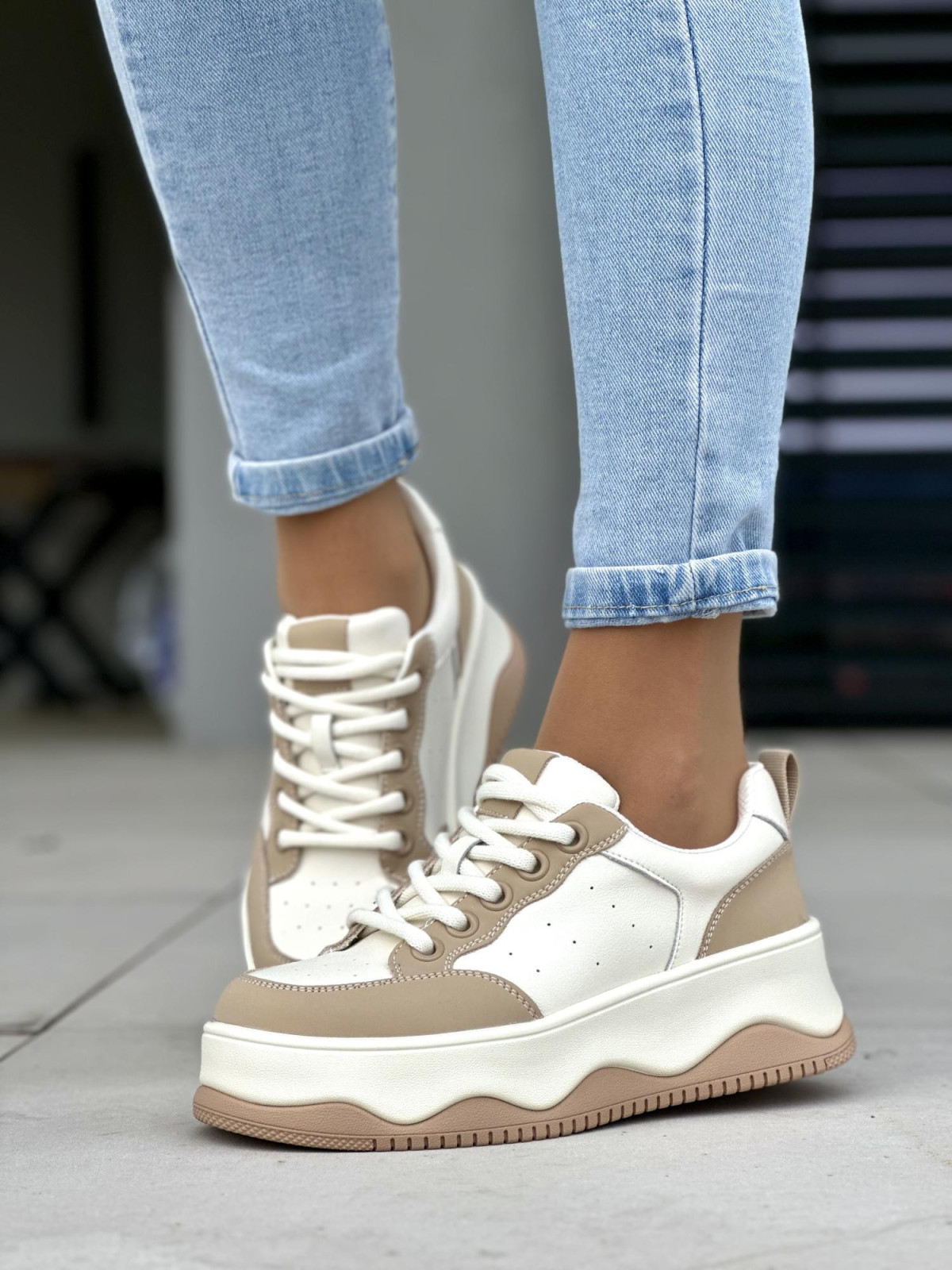 Wygodne beżowe trampki damskie na wyższej platformie, skóra naturalna