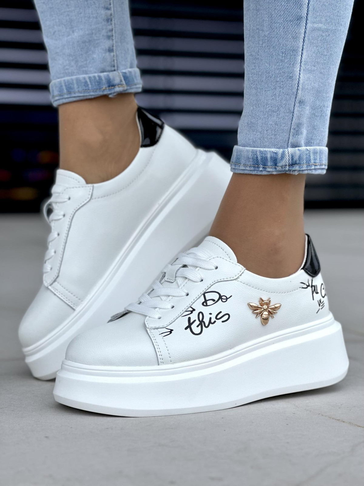 Unikalne białe trampki damskie na platformie, ze złotą ozdobą, skóra naturalna