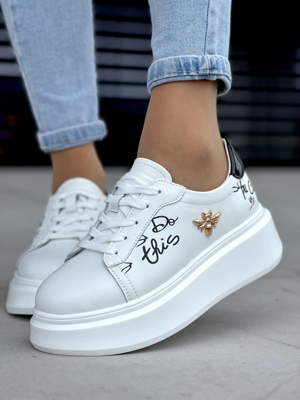 Unikalne białe trampki damskie na platformie, ze złotą ozdobą, skóra naturalna