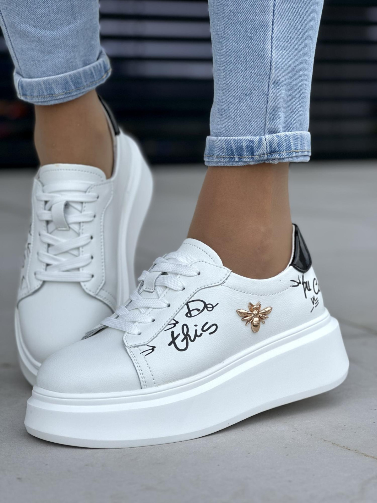 Unikalne białe trampki damskie na platformie, ze złotą ozdobą, skóra naturalna