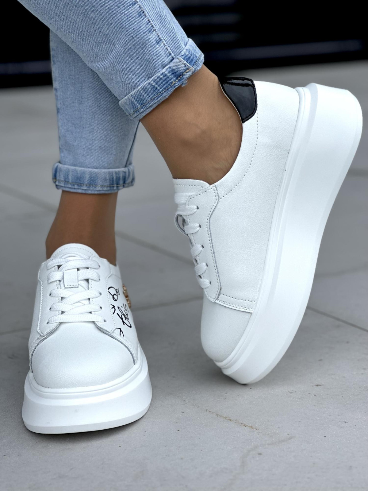 Unikalne białe trampki damskie na platformie, ze złotą ozdobą, skóra naturalna