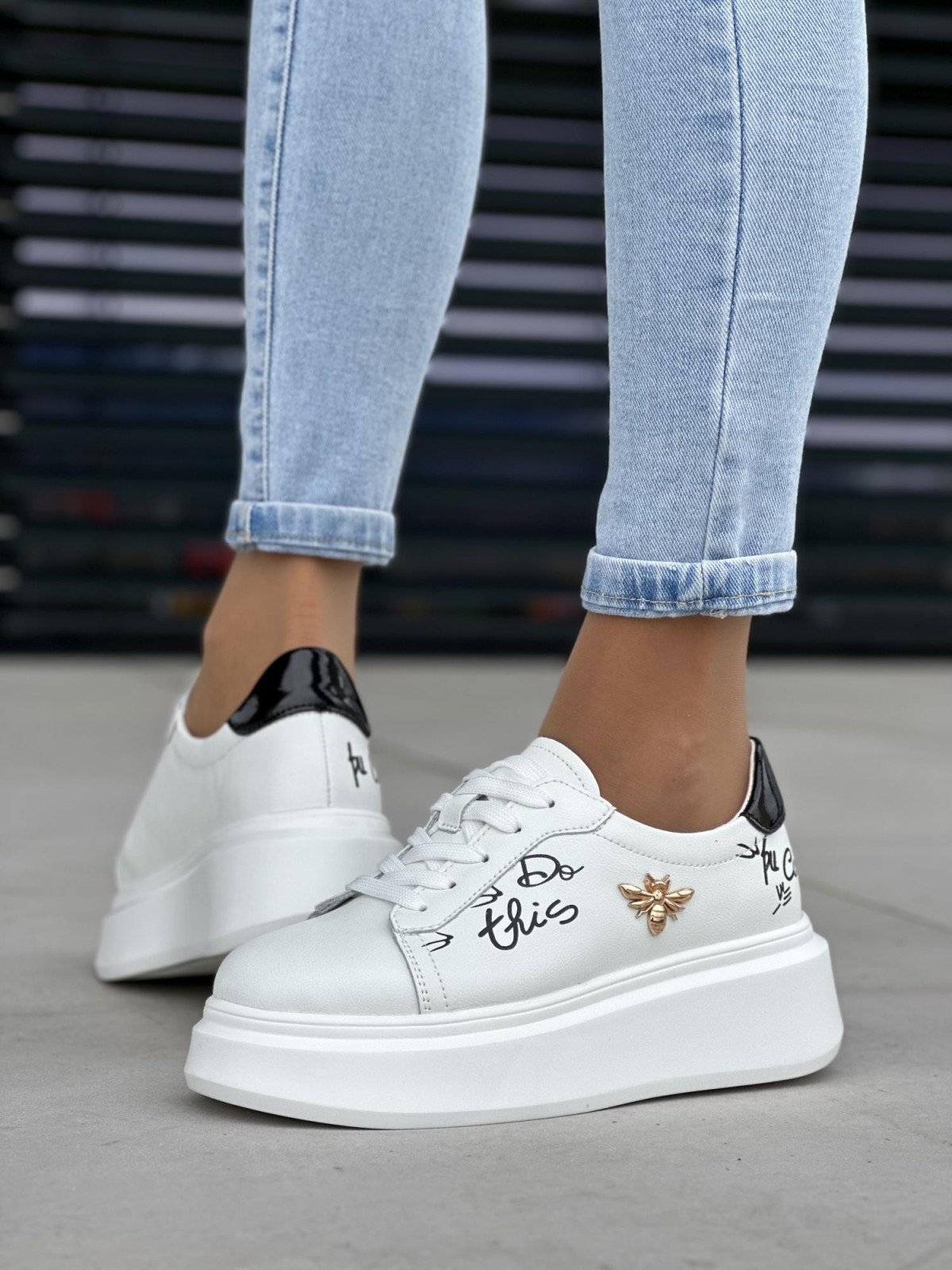 Unikalne białe trampki damskie na platformie, ze złotą ozdobą, skóra naturalna