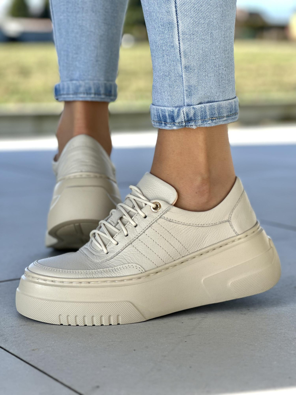 Klasyczne beżowe trampki damskie na lekkiej podeszwie light motion, skóra naturalna