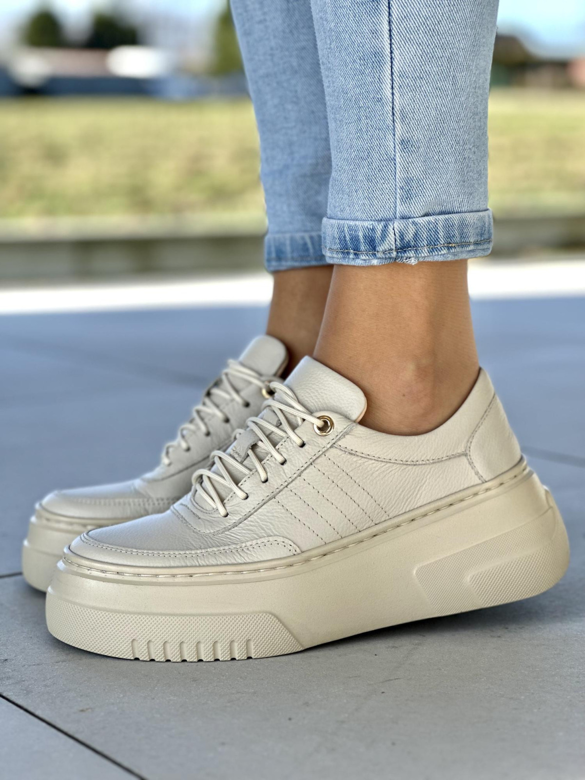 Klasyczne beżowe trampki damskie na lekkiej podeszwie light motion, skóra naturalna