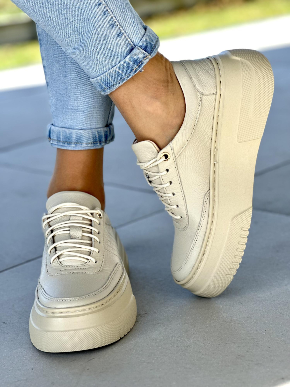 Klasyczne beżowe trampki damskie na lekkiej podeszwie light motion, skóra naturalna