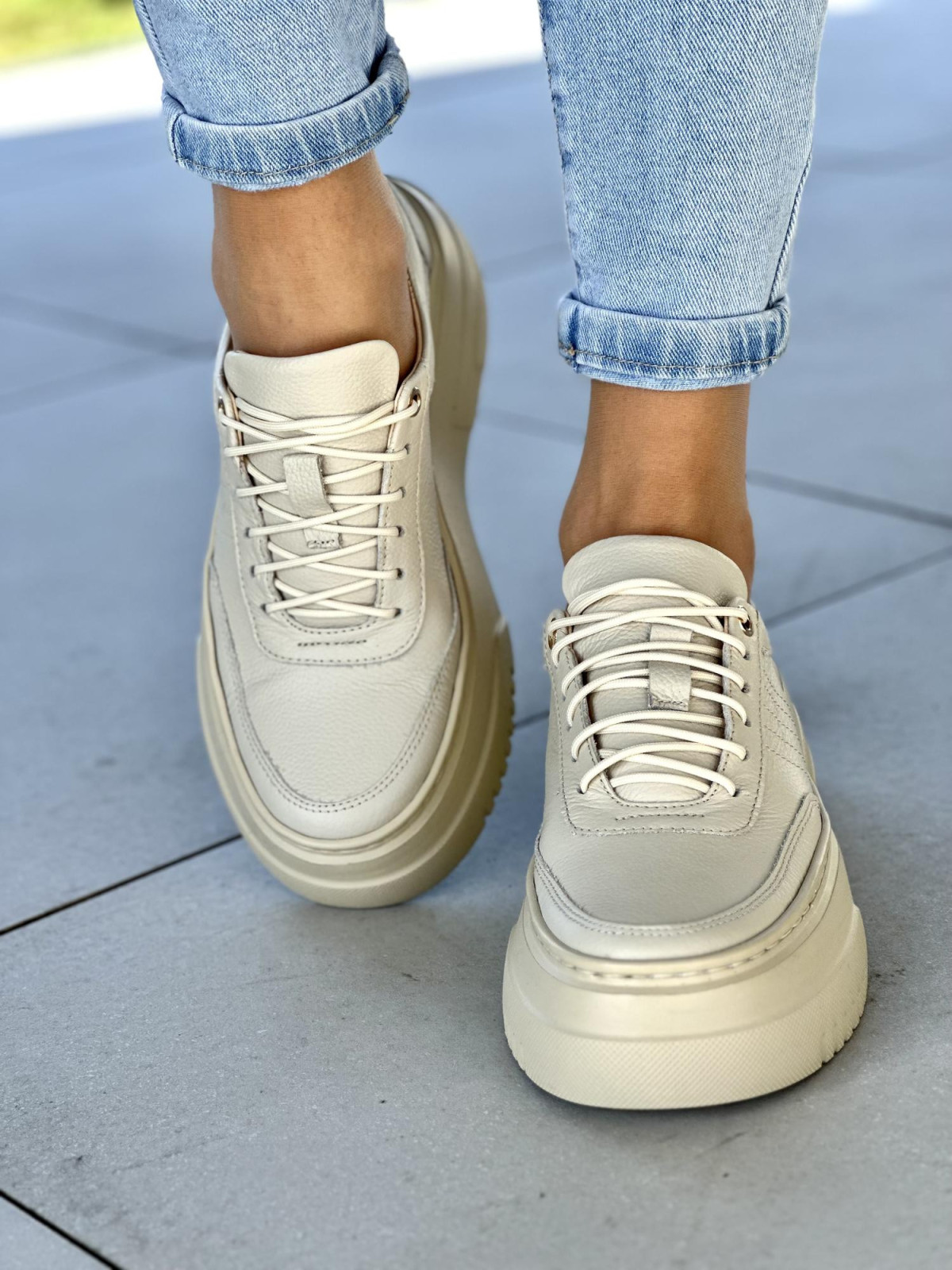 Klasyczne beżowe trampki damskie na lekkiej podeszwie light motion, skóra naturalna