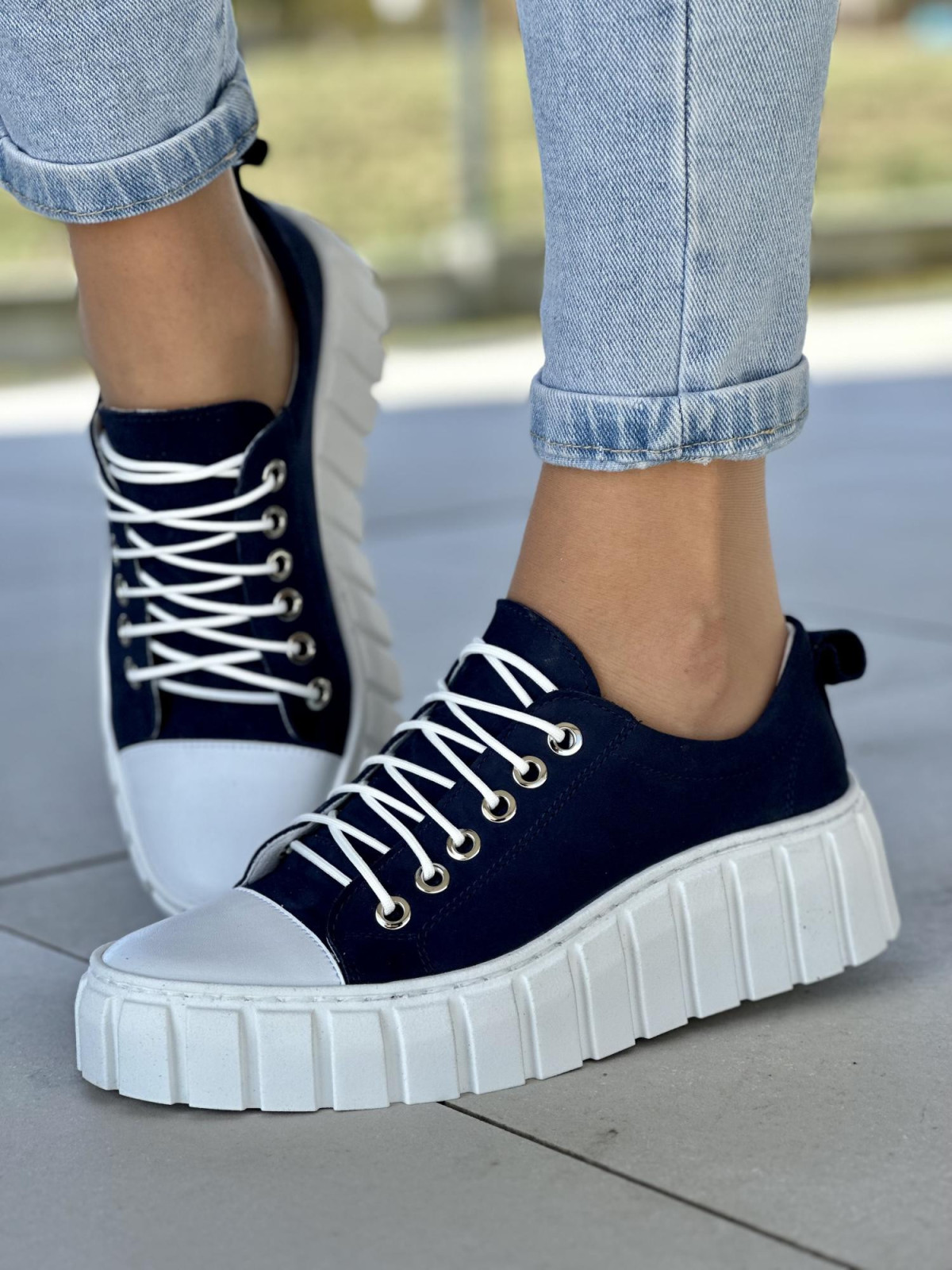Stylowe granatowe trampki damskie na lekkiej białej podeszwie, skóra naturalna