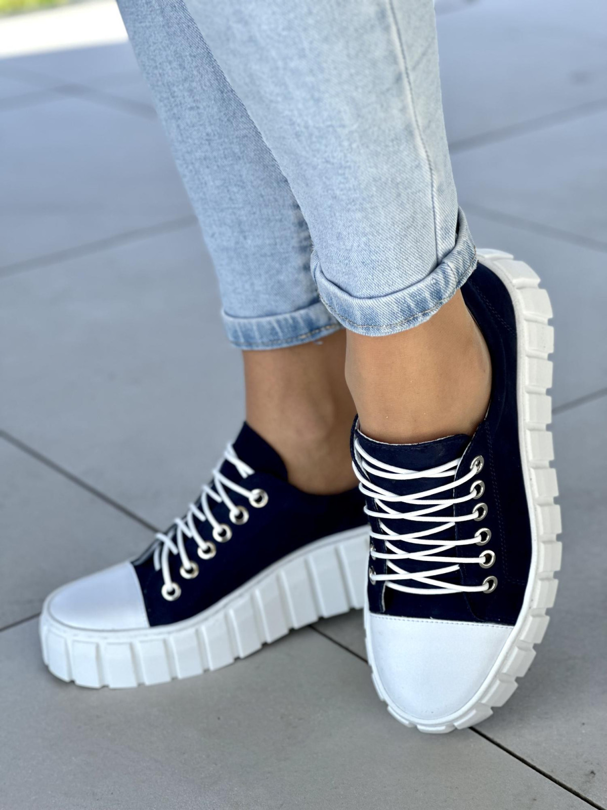 Stylowe granatowe trampki damskie na lekkiej białej podeszwie, skóra naturalna