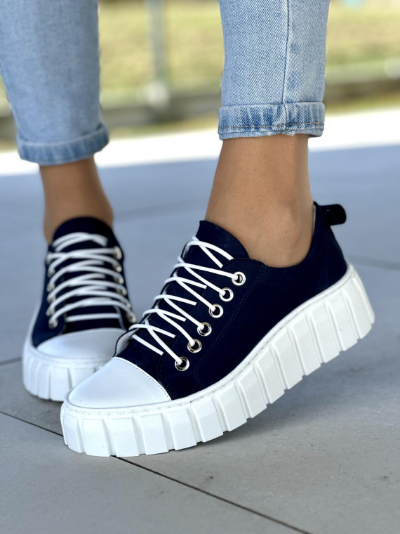 Stylowe granatowe trampki damskie na lekkiej białej podeszwie, skóra naturalna