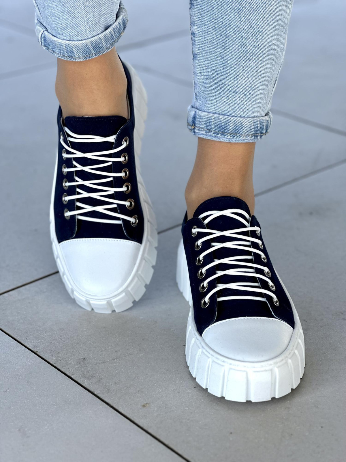 Stylowe granatowe trampki damskie na lekkiej białej podeszwie, skóra naturalna
