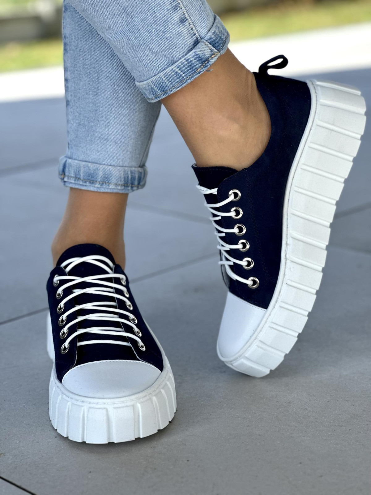 Stylowe granatowe trampki damskie na lekkiej białej podeszwie, skóra naturalna