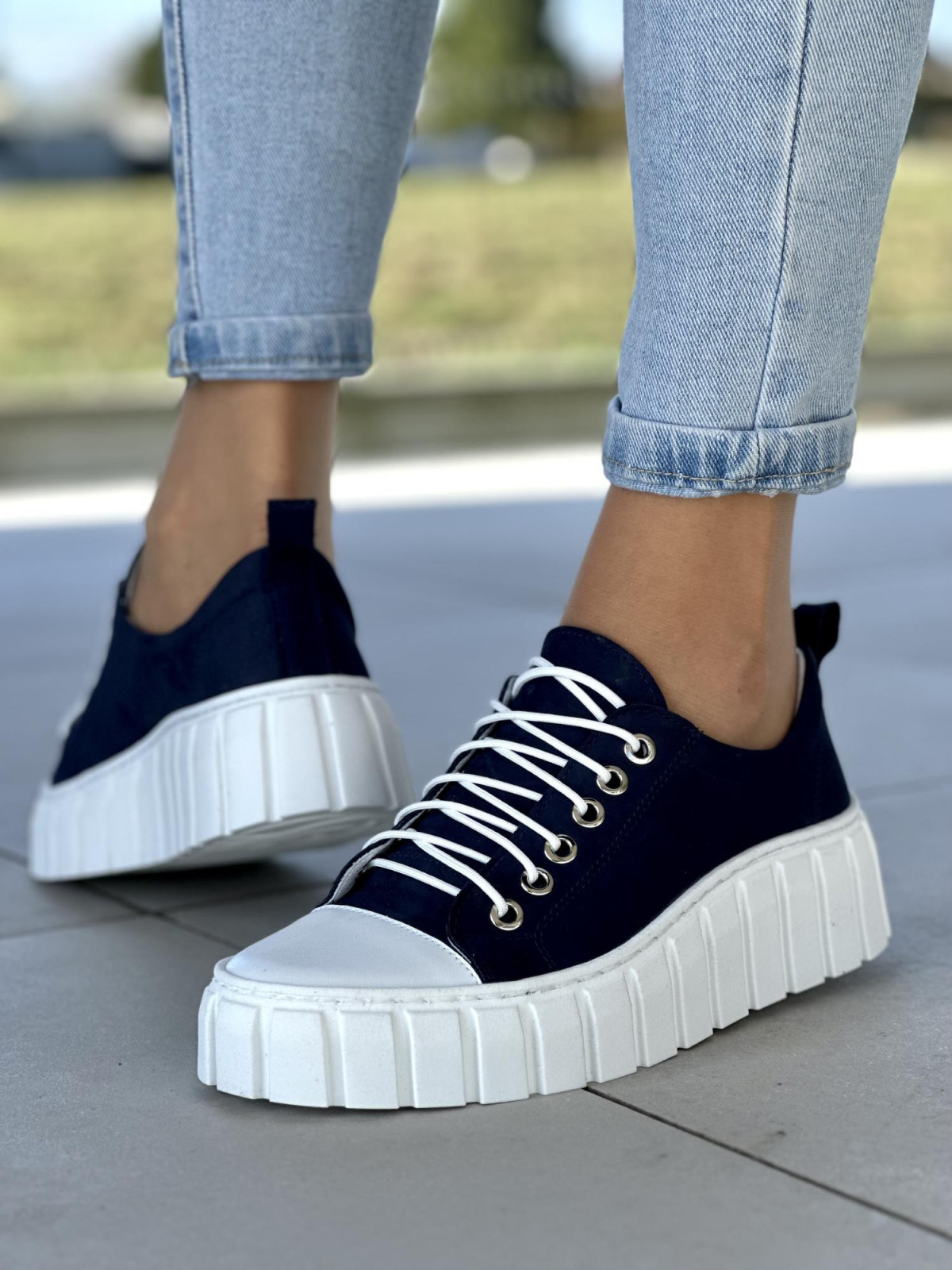 Stylowe granatowe trampki damskie na lekkiej białej podeszwie, skóra naturalna
