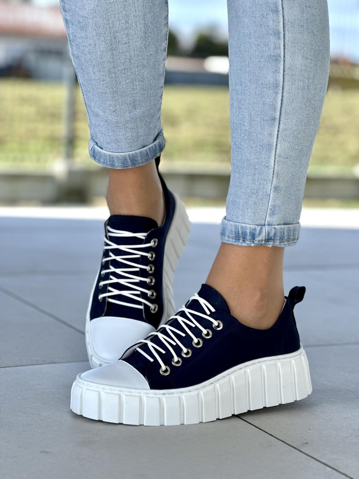 Stylowe granatowe trampki damskie na lekkiej białej podeszwie, skóra naturalna