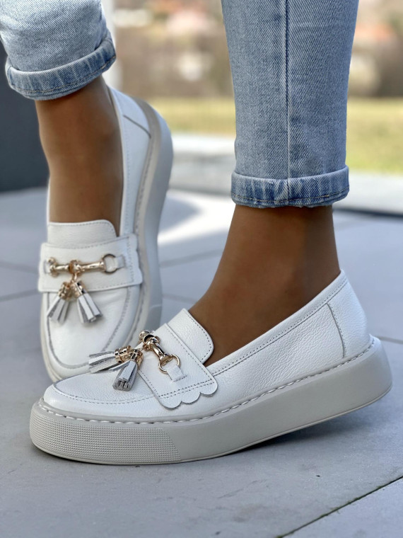 Eleganckie i wygodne białe mokasyny damskie ze złotymi akcentami, skóra naturalna