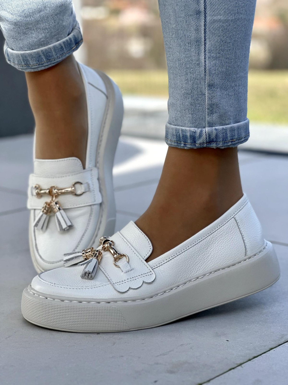 Eleganckie i wygodne białe mokasyny damskie ze złotymi akcentami, skóra naturalna