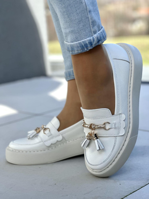 Eleganckie i wygodne białe mokasyny damskie ze złotymi akcentami, skóra naturalna