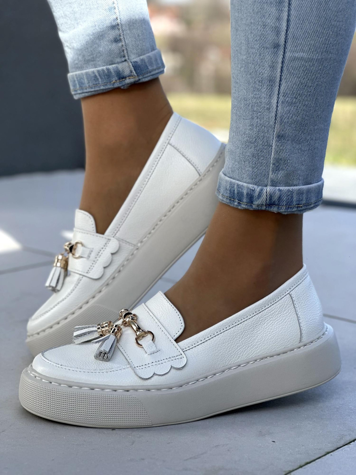 Eleganckie i wygodne białe mokasyny damskie ze złotymi akcentami, skóra naturalna