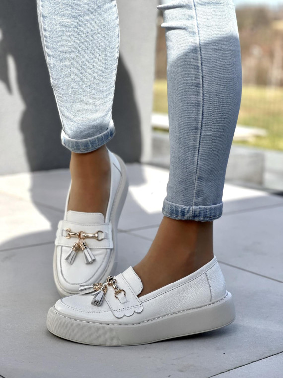 Eleganckie i wygodne białe mokasyny damskie ze złotymi akcentami, skóra naturalna