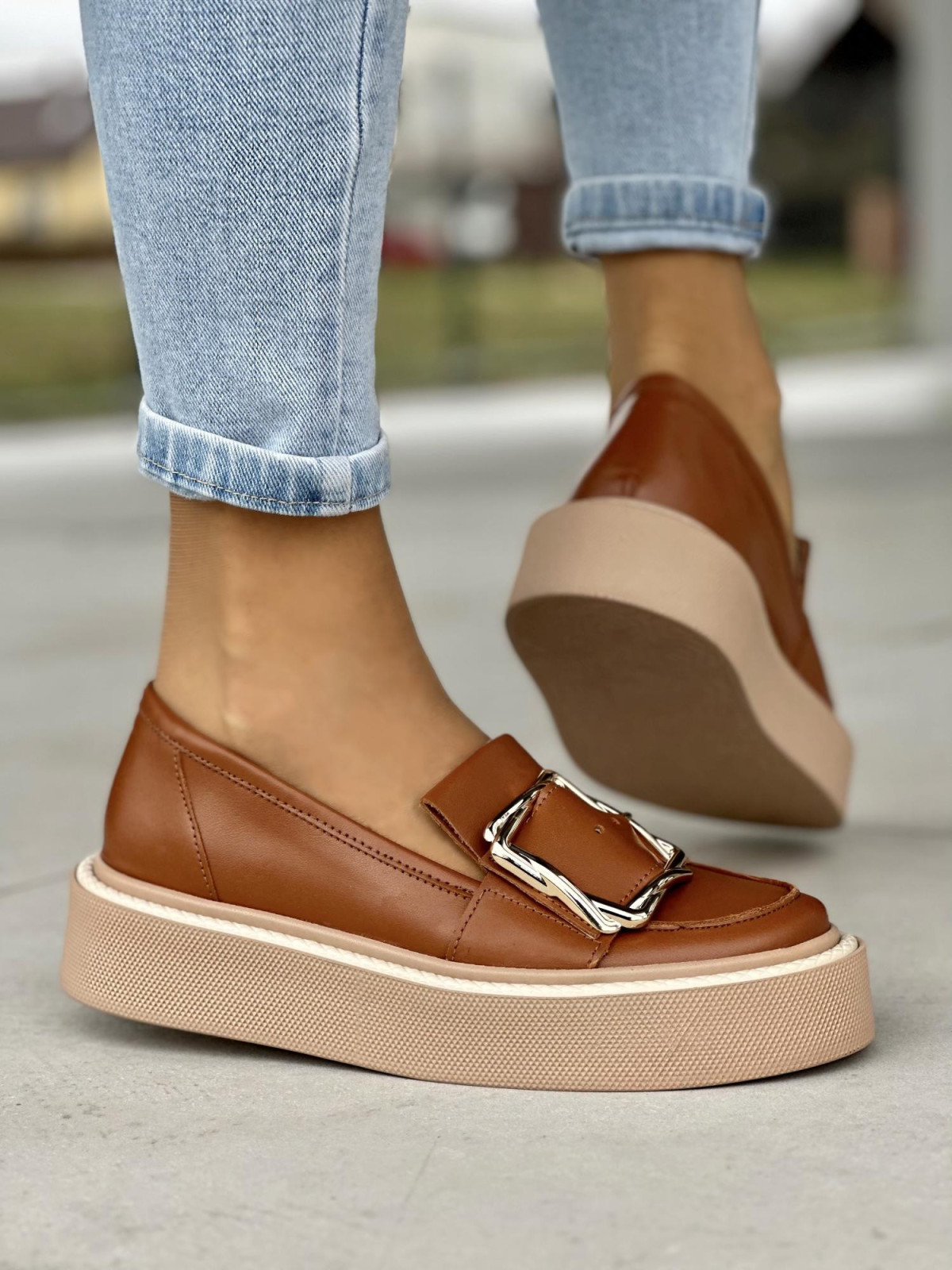 Oryginalne rude mokasyny damskie ze złotą klamrą, skóra naturalna