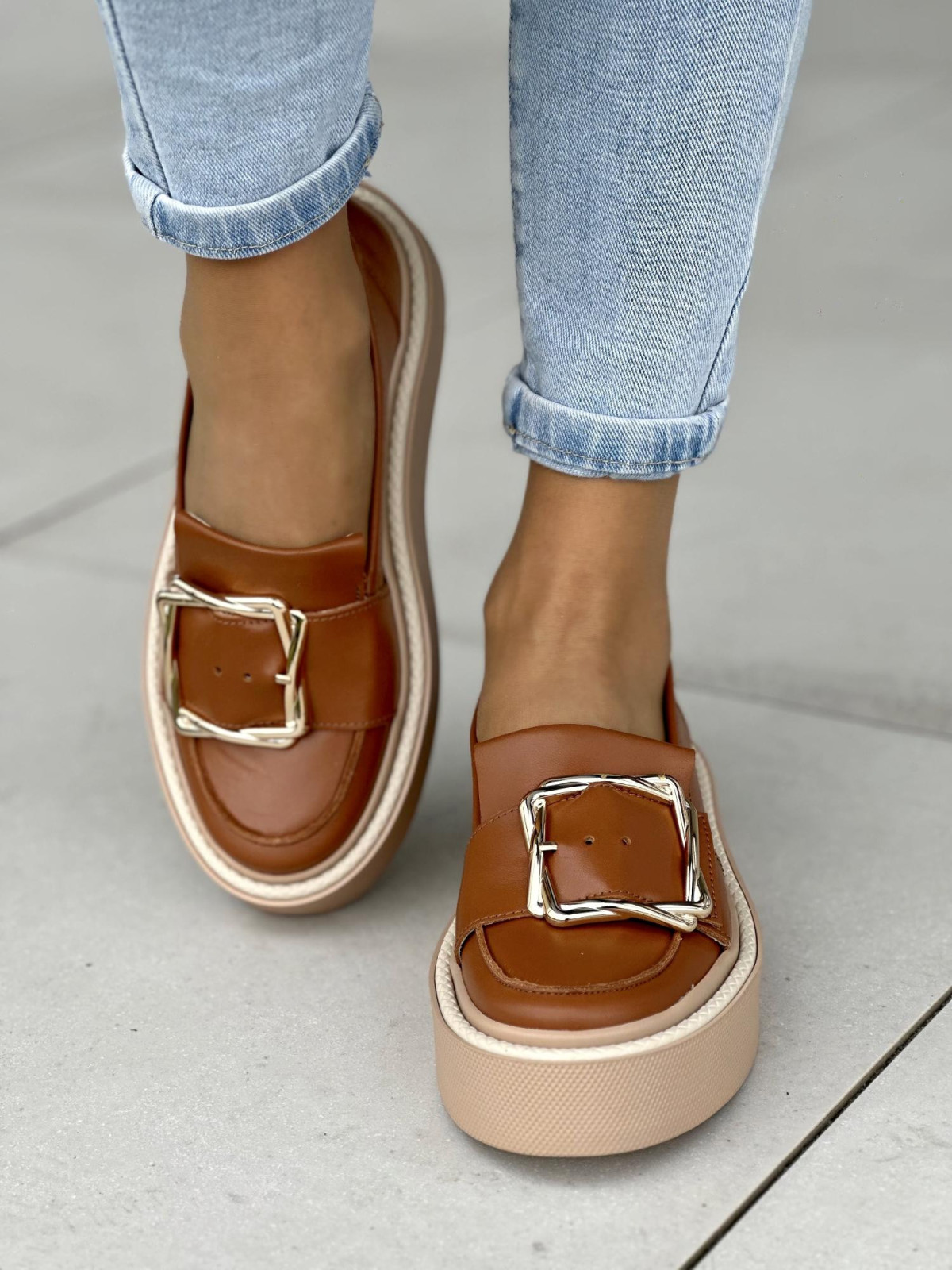 Oryginalne rude mokasyny damskie ze złotą klamrą, skóra naturalna