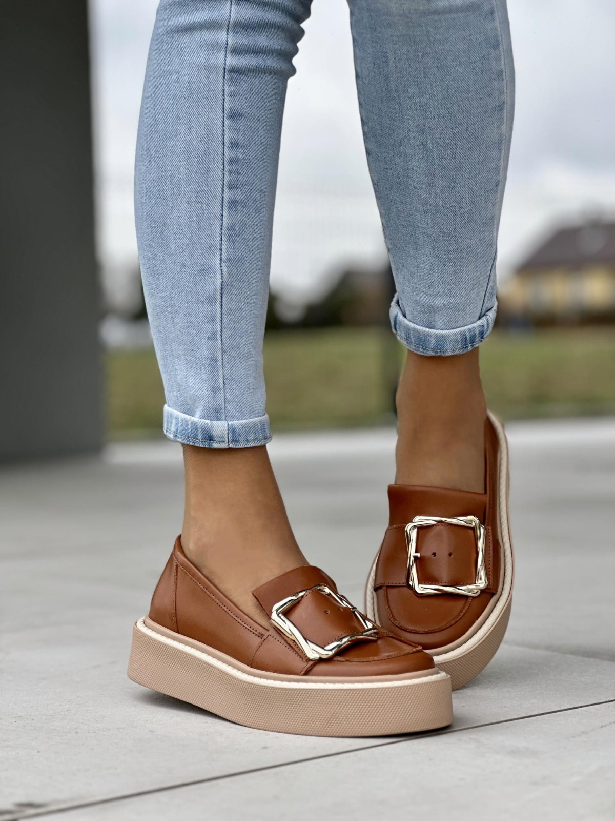 Oryginalne rude mokasyny damskie ze złotą klamrą, skóra naturalna