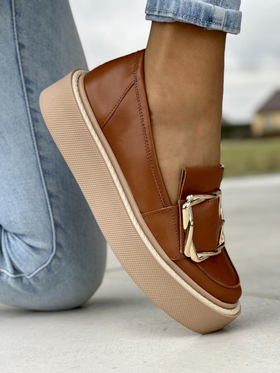 Oryginalne rude mokasyny damskie ze złotą klamrą, skóra naturalna