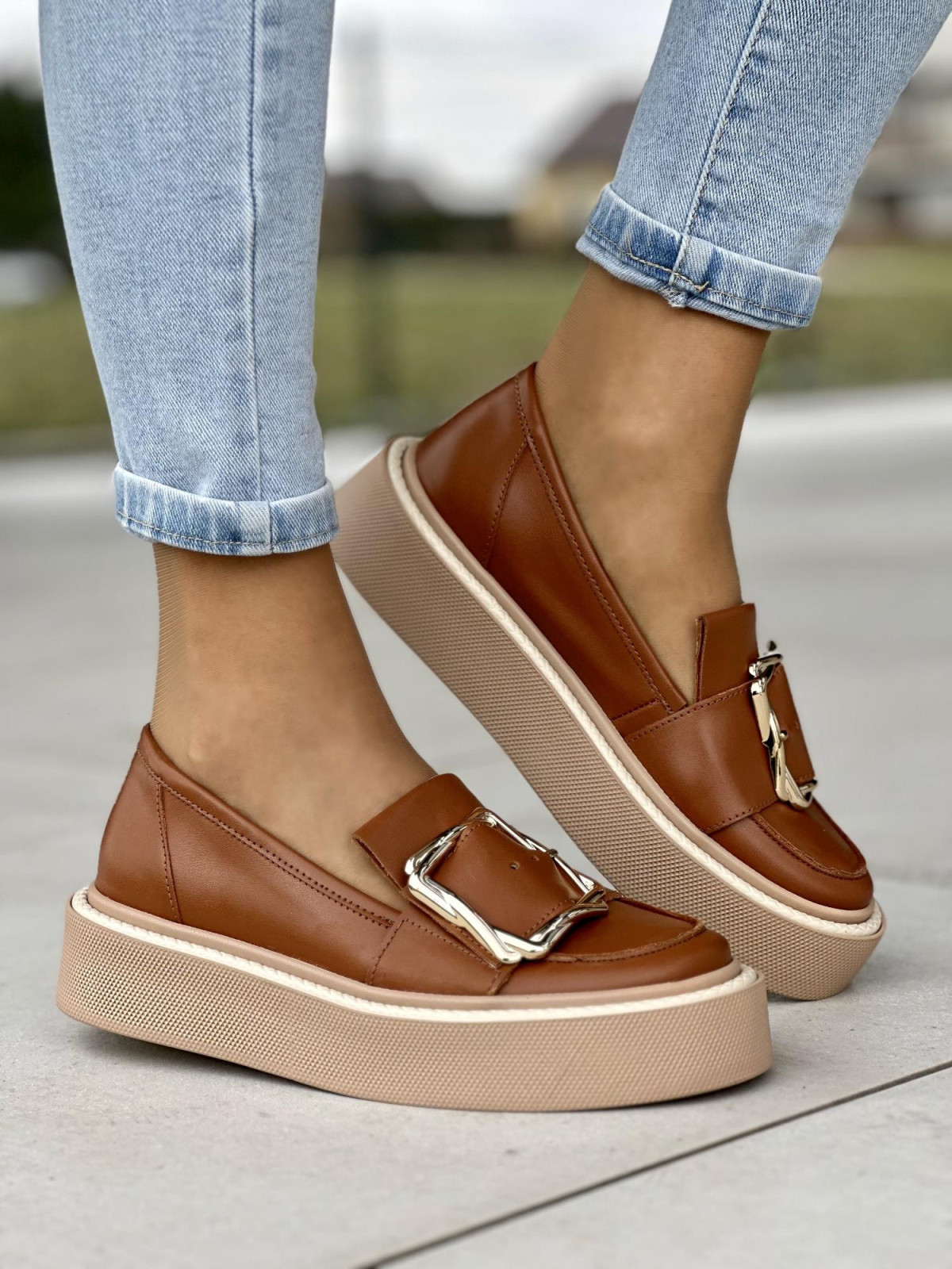 Oryginalne rude mokasyny damskie ze złotą klamrą, skóra naturalna