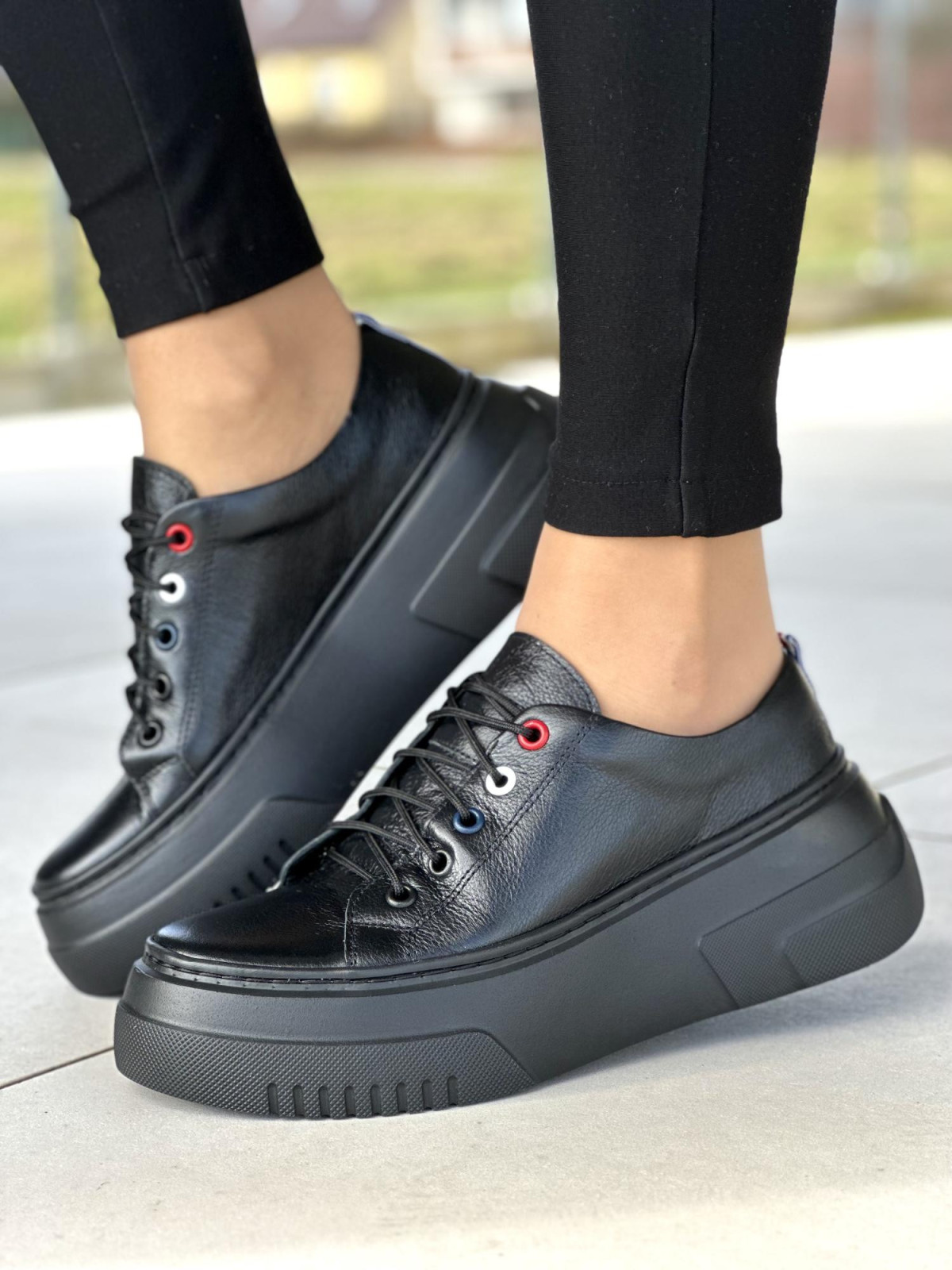 Bardzo lekkie i wygodne czarne trampki damskie na wyższej podeszwie light motion, skóra naturalna