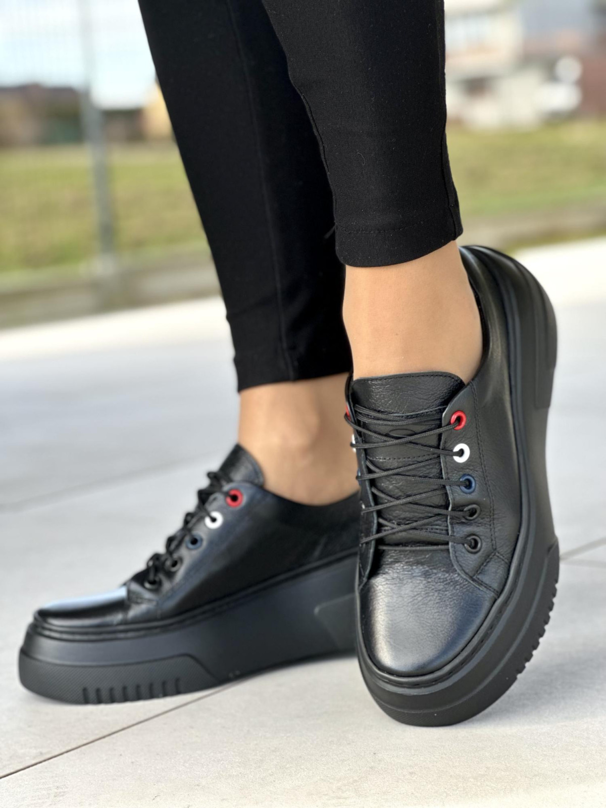 Bardzo lekkie i wygodne czarne trampki damskie na wyższej podeszwie light motion, skóra naturalna