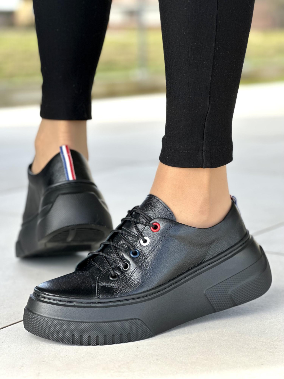 Bardzo lekkie i wygodne czarne trampki damskie na wyższej podeszwie light motion, skóra naturalna