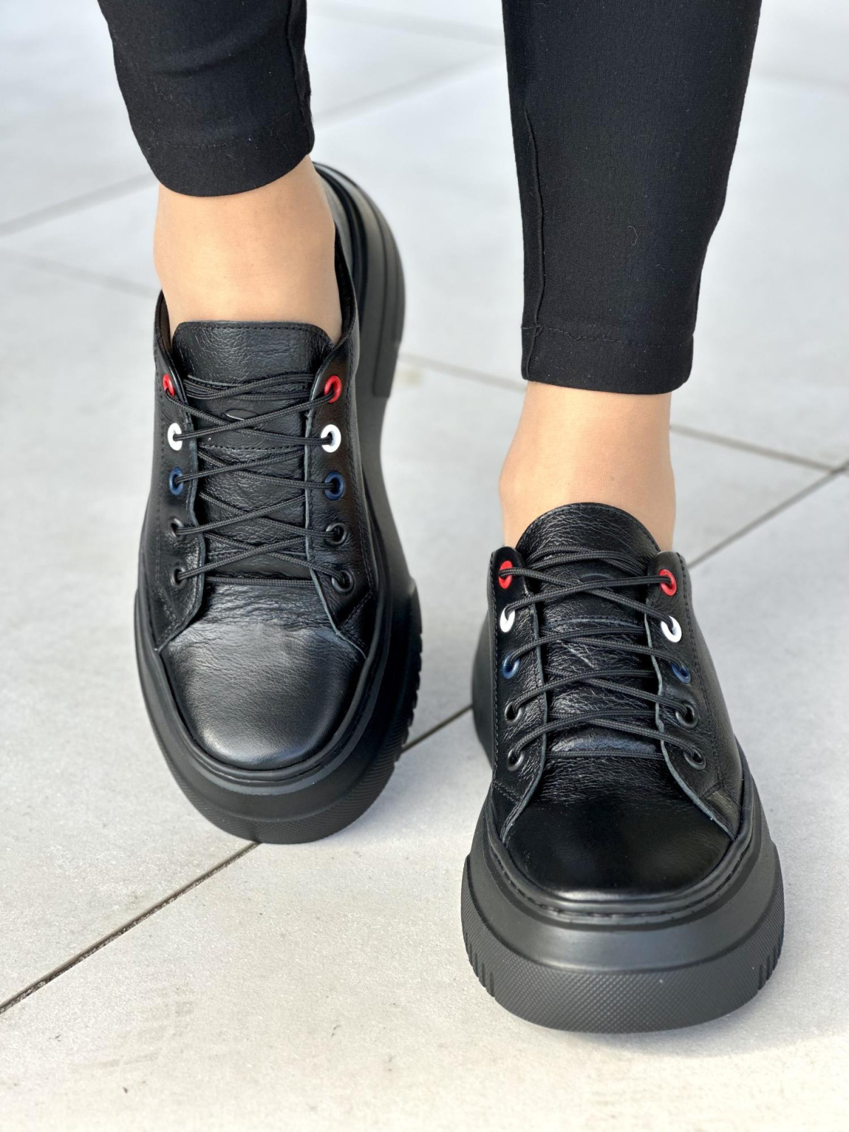 Bardzo lekkie i wygodne czarne trampki damskie na wyższej podeszwie light motion, skóra naturalna