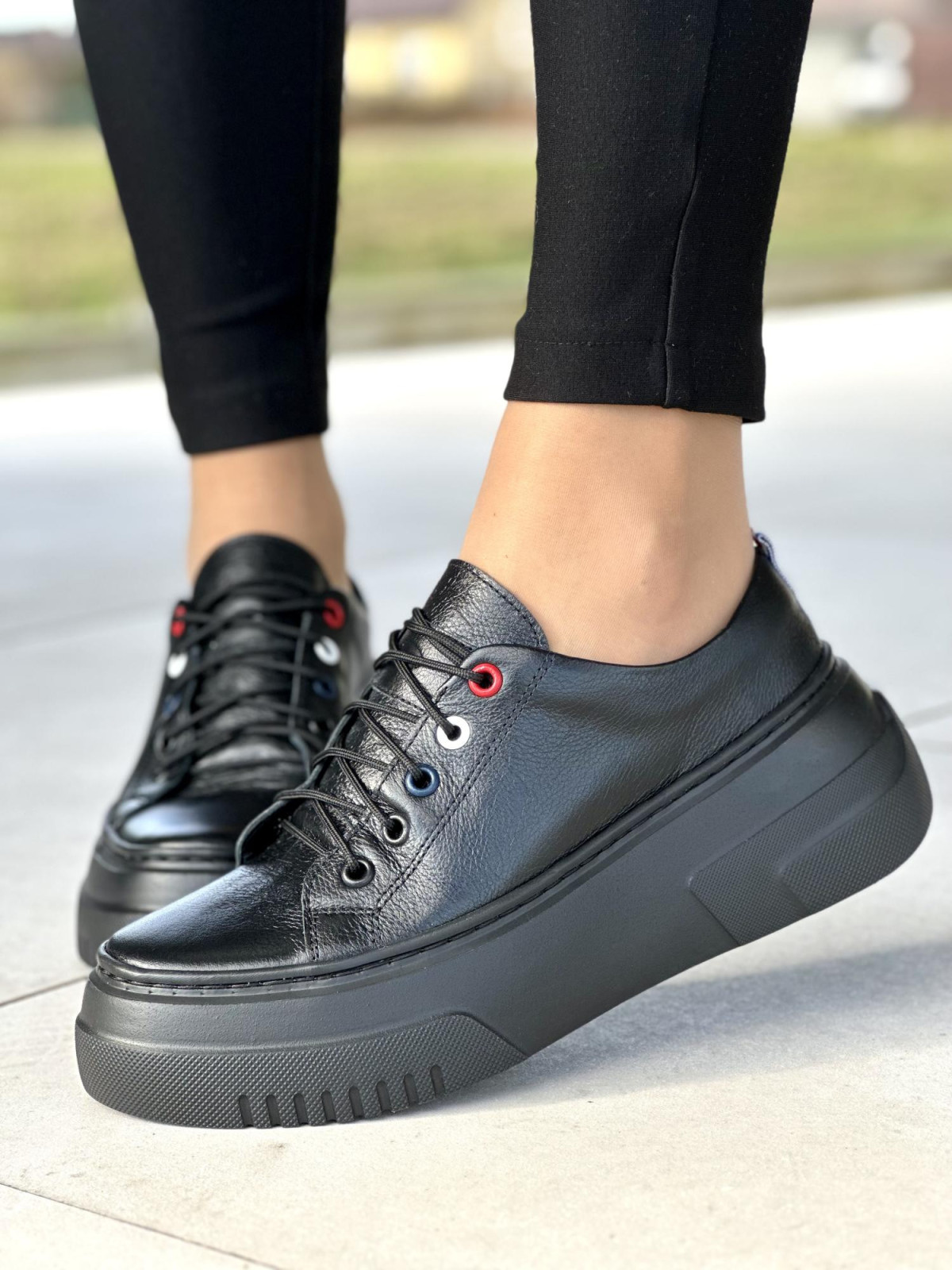 Bardzo lekkie i wygodne czarne trampki damskie na wyższej podeszwie light motion, skóra naturalna