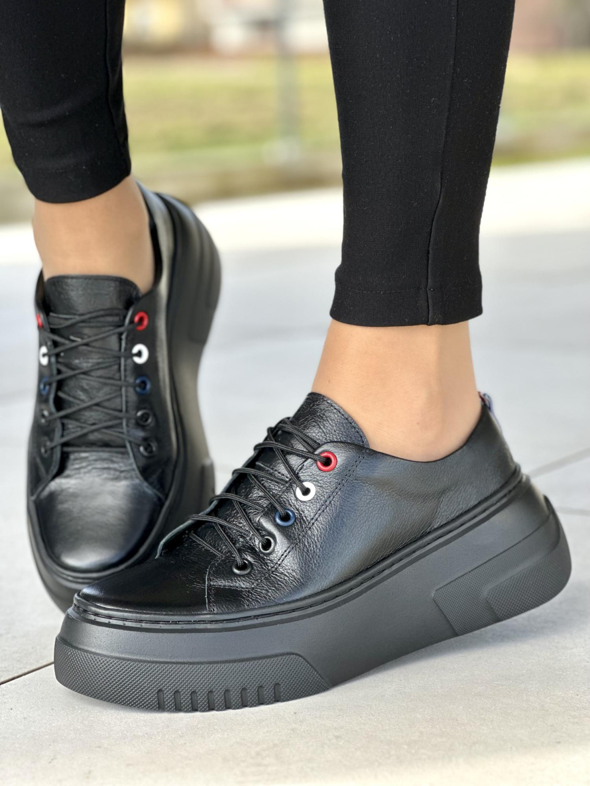 Bardzo lekkie i wygodne czarne trampki damskie na wyższej podeszwie light motion, skóra naturalna