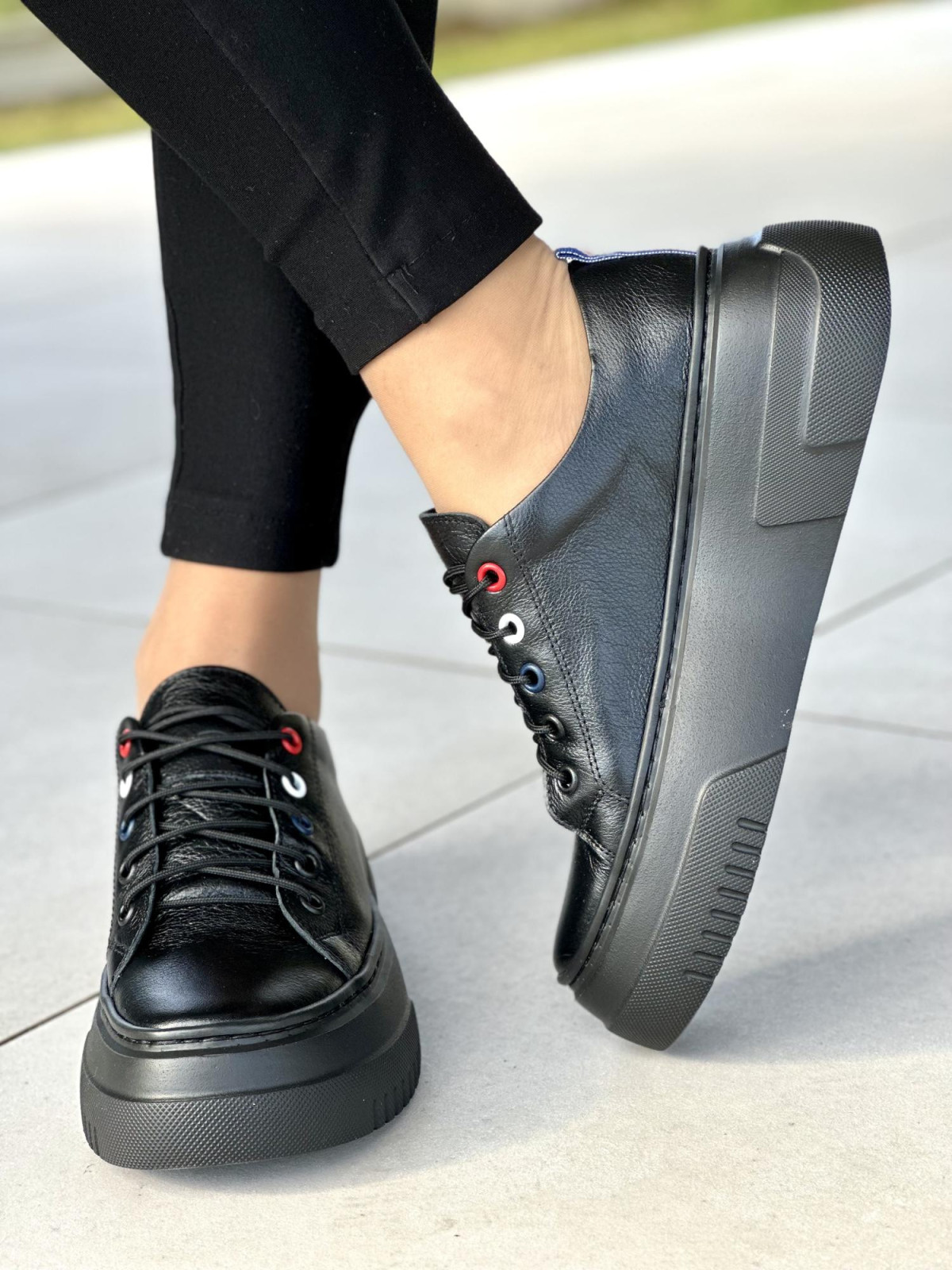 Bardzo lekkie i wygodne czarne trampki damskie na wyższej podeszwie light motion, skóra naturalna