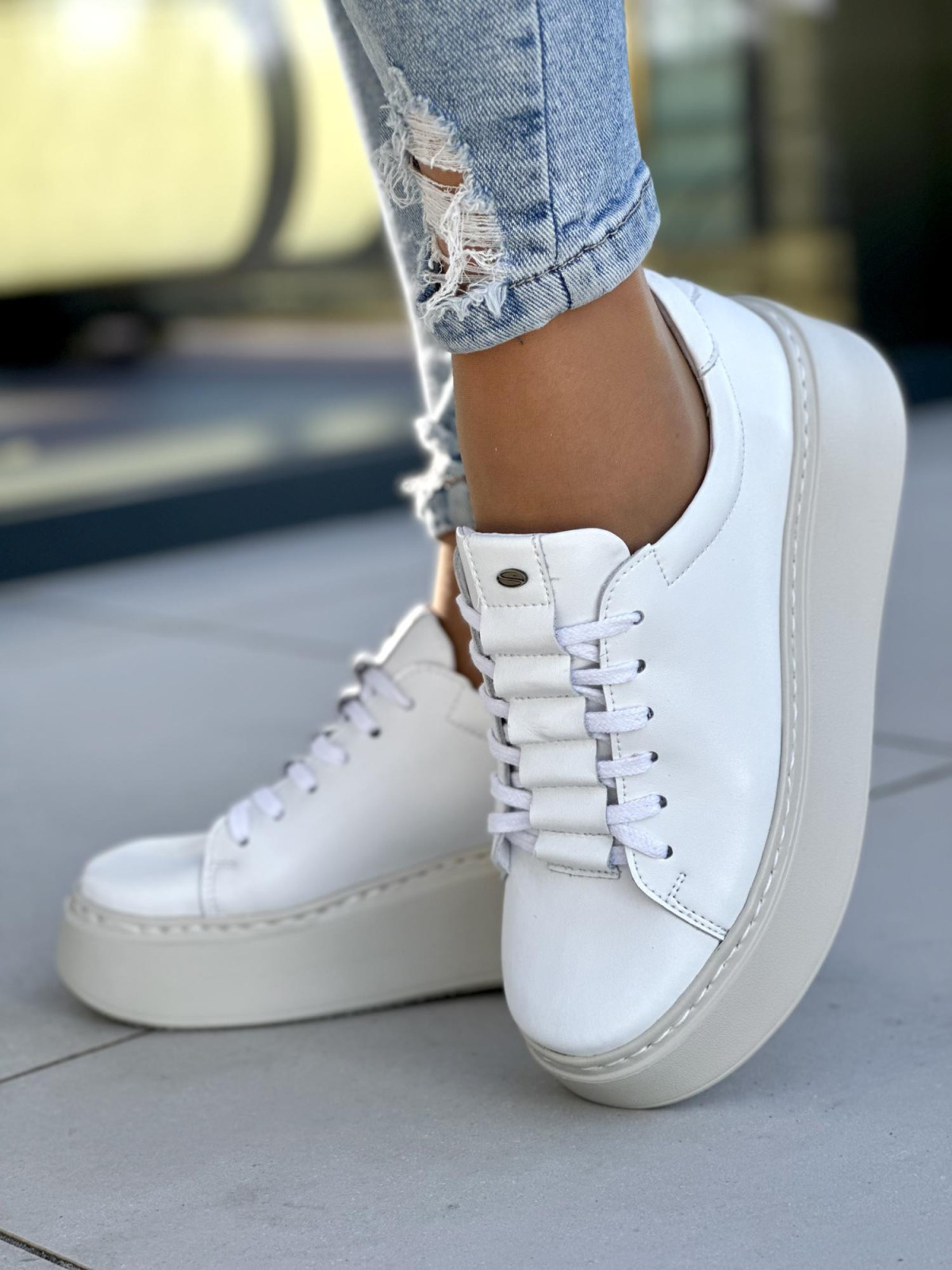 Modne i wygodne białe trampki damskie na lekkiej platformie, skóra naturalna