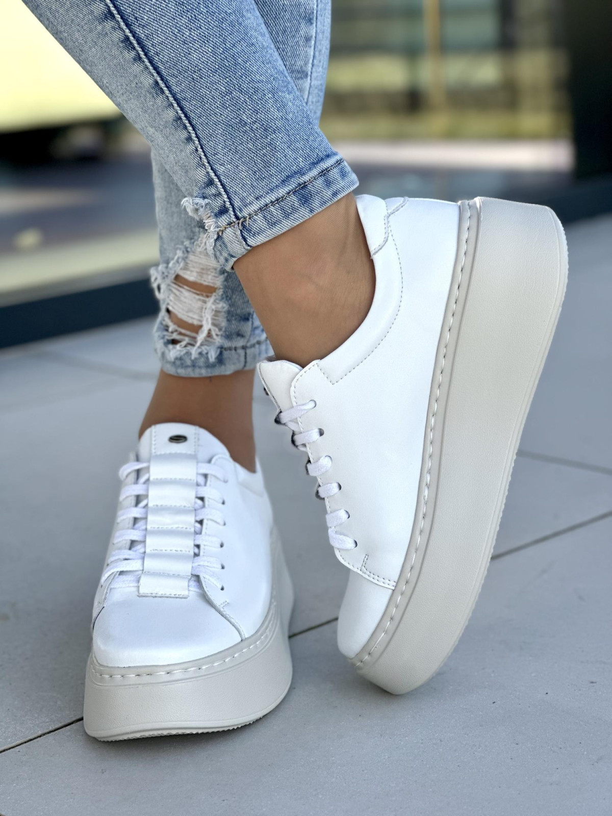 Modne i wygodne białe trampki damskie na lekkiej platformie, skóra naturalna