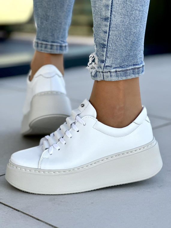 Modne i wygodne białe trampki damskie na lekkiej platformie, skóra naturalna