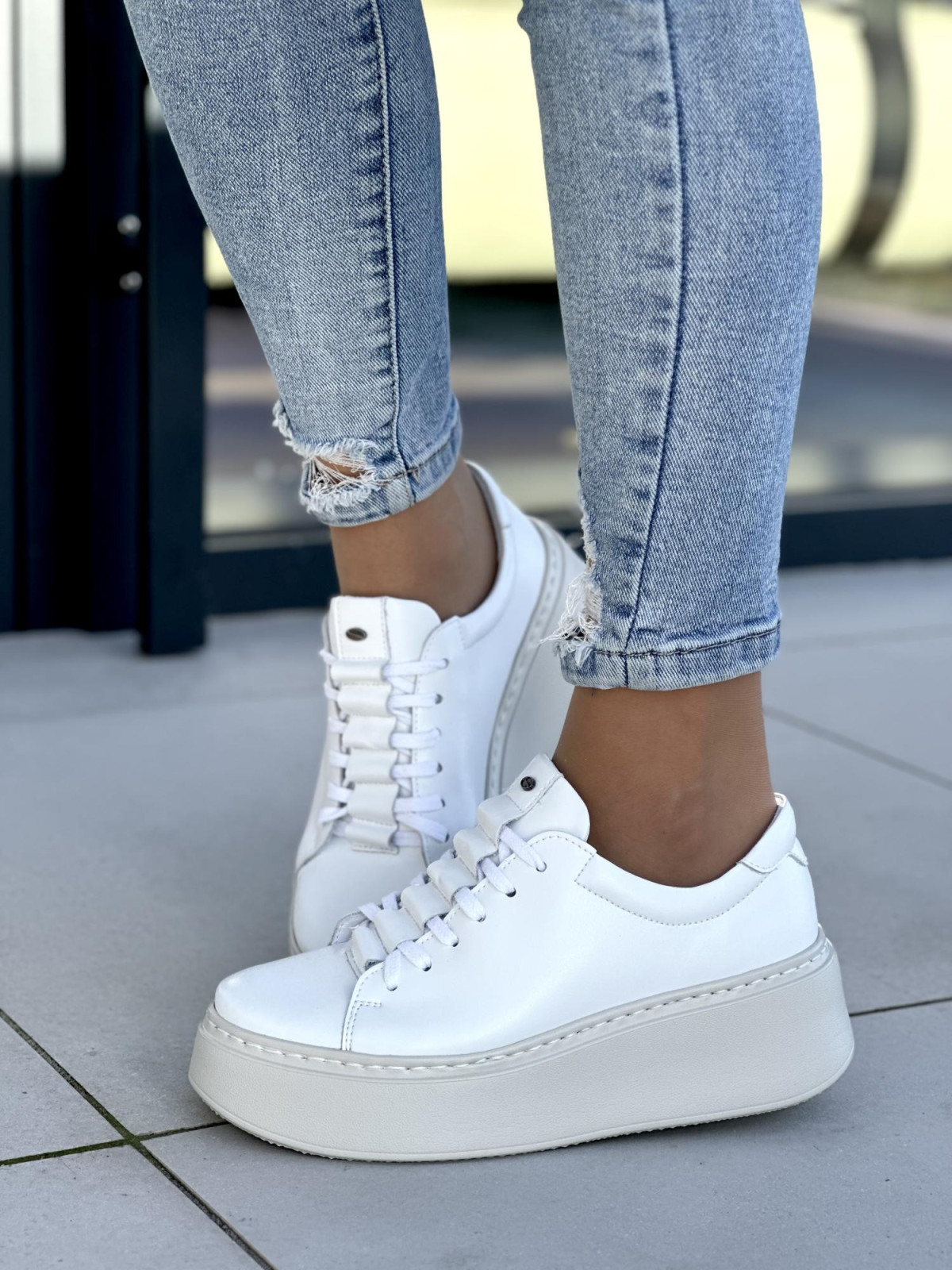 Modne i wygodne białe trampki damskie na lekkiej platformie, skóra naturalna