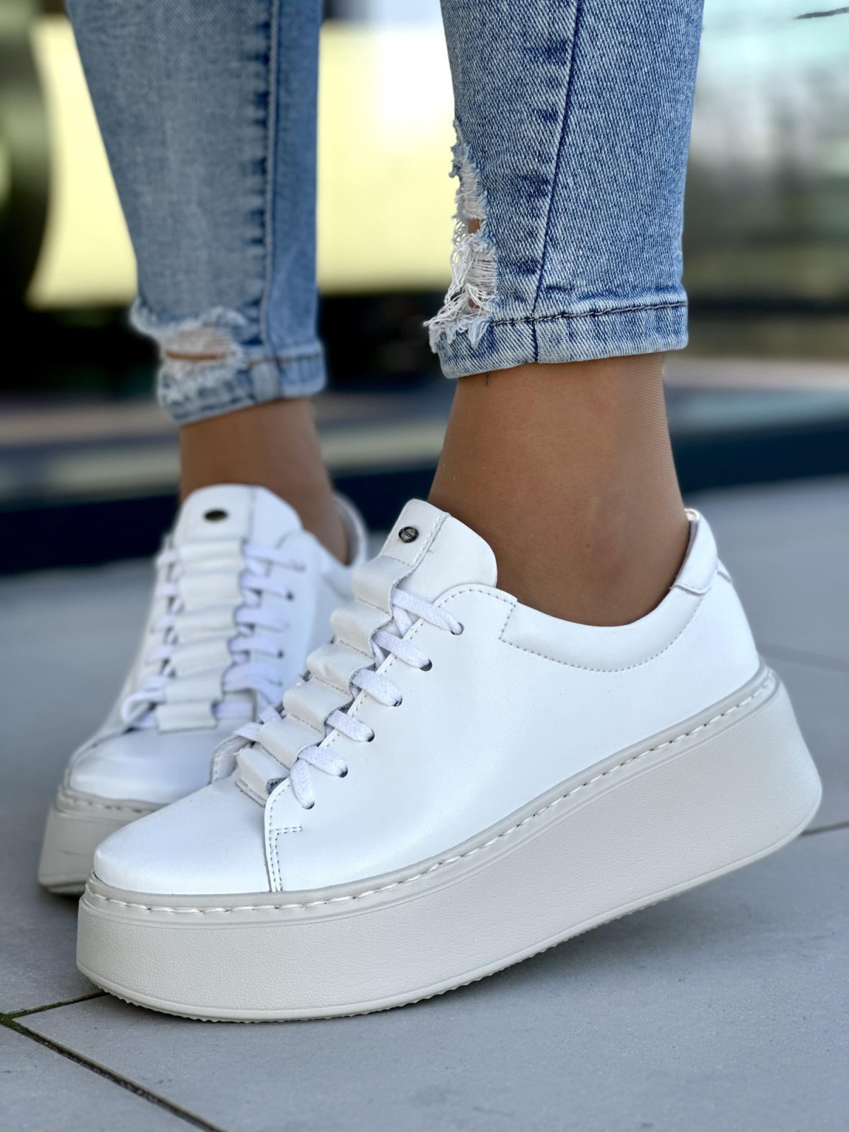 Modne i wygodne białe trampki damskie na lekkiej platformie, skóra naturalna