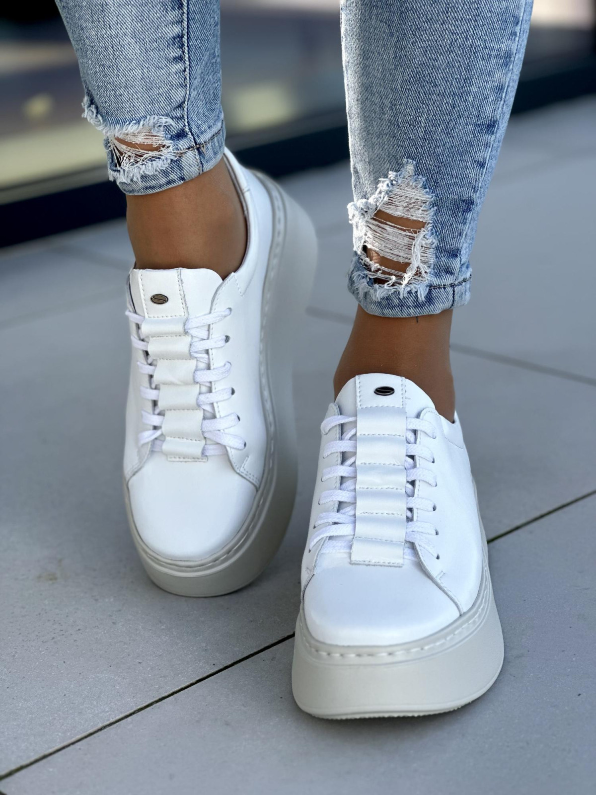 Modne i wygodne białe trampki damskie na lekkiej platformie, skóra naturalna