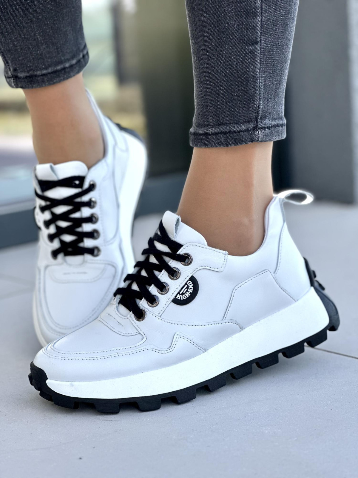 Ciekawe białe sneakersy damskie z czarnymi detalami, skóra naturalna