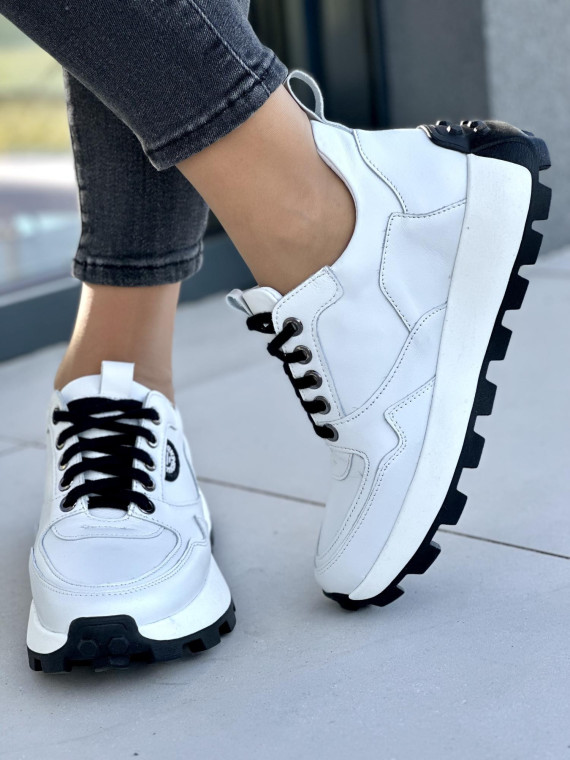 Ciekawe białe sneakersy damskie z czarnymi detalami, skóra naturalna