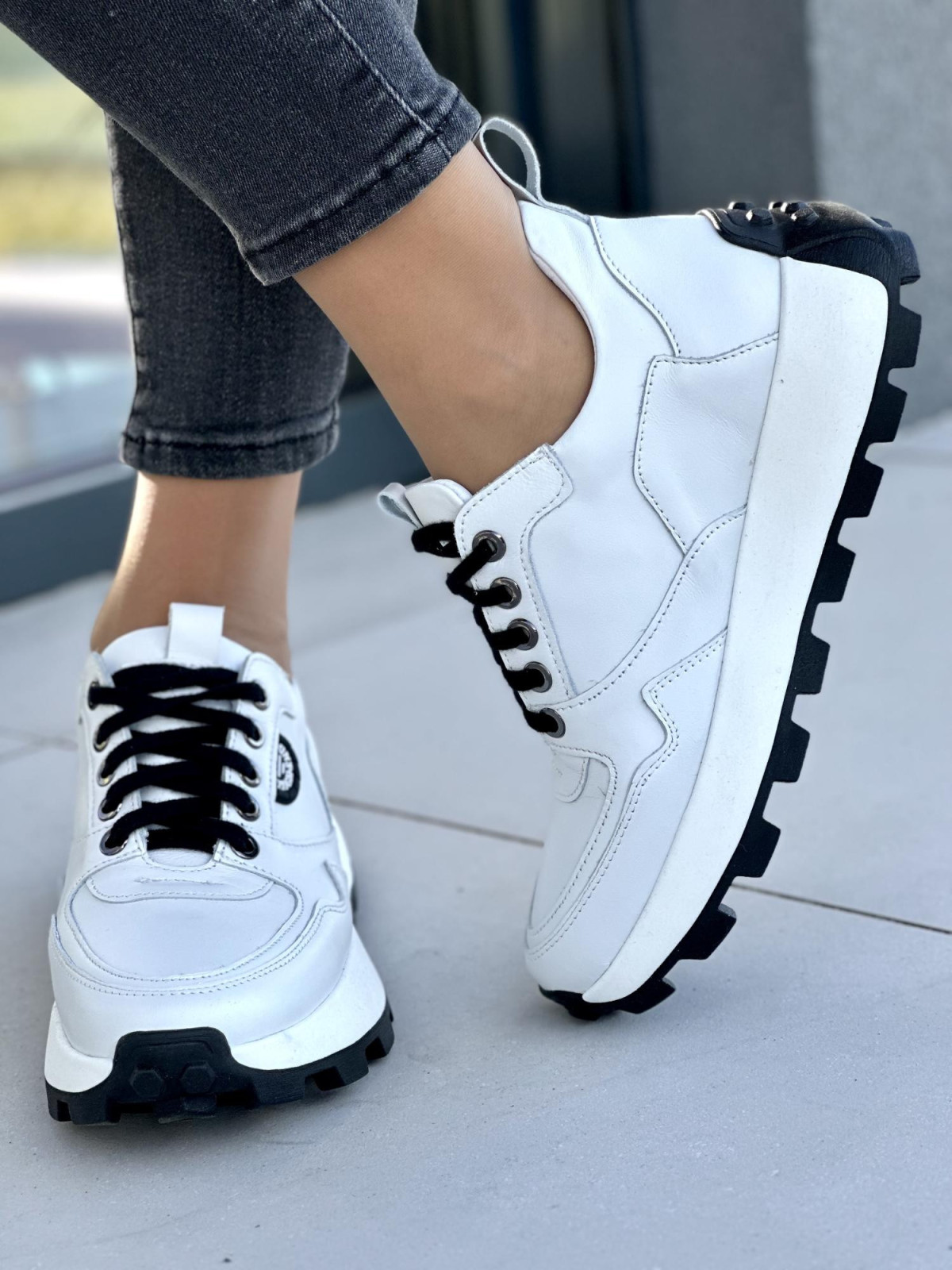 Ciekawe białe sneakersy damskie z czarnymi detalami, skóra naturalna