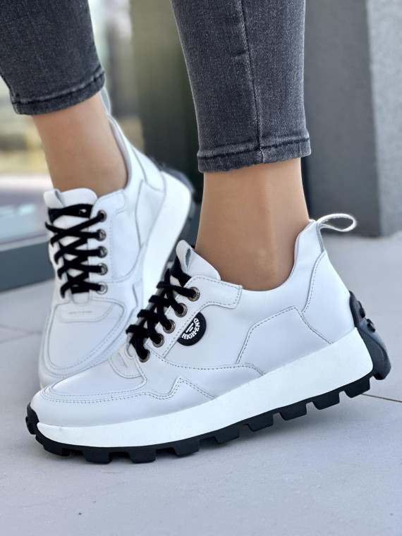 Ciekawe białe sneakersy damskie z czarnymi detalami, skóra naturalna
