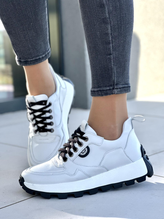 Ciekawe białe sneakersy damskie z czarnymi detalami, skóra naturalna