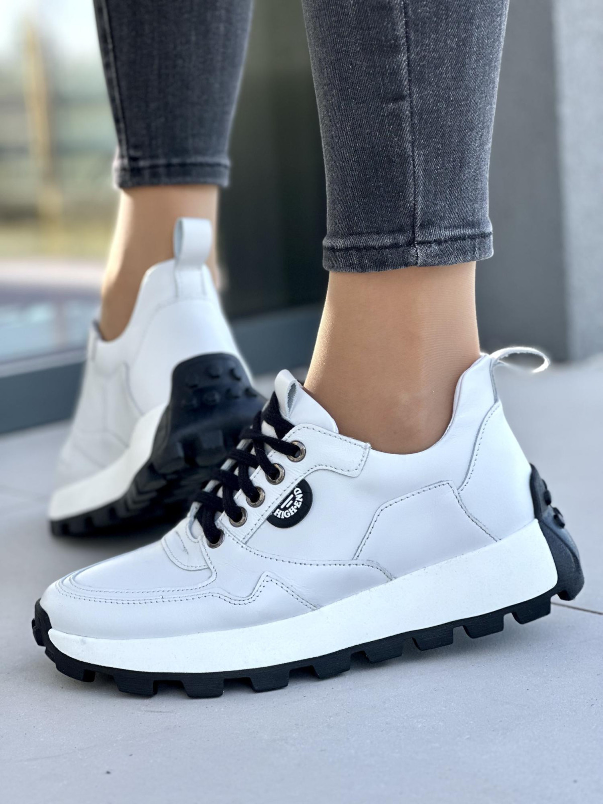 Ciekawe białe sneakersy damskie z czarnymi detalami, skóra naturalna