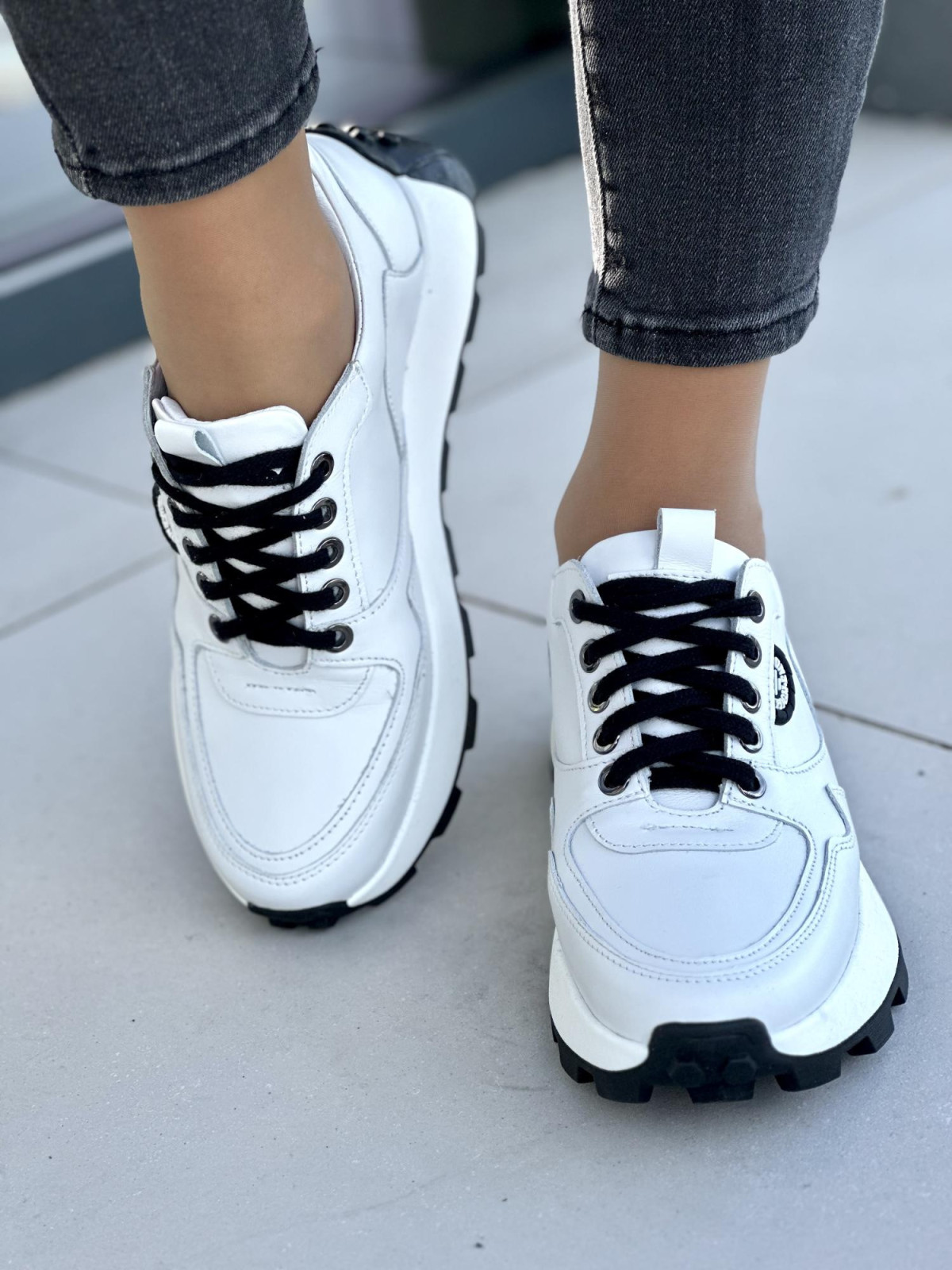 Ciekawe białe sneakersy damskie z czarnymi detalami, skóra naturalna