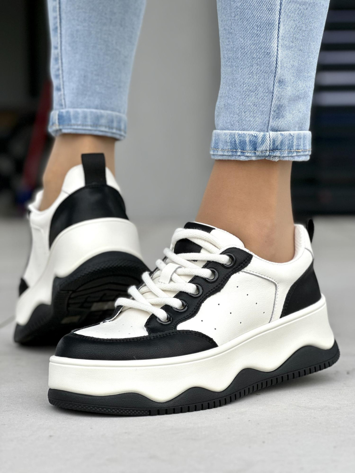 Niepowtarzalne beżowo-czarne trampki damskie na platformie, skóra naturalna