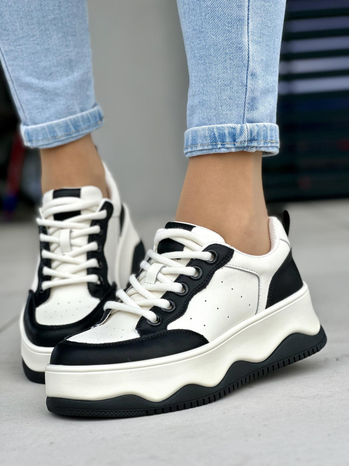 Niepowtarzalne beżowo-czarne trampki damskie na platformie, skóra naturalna